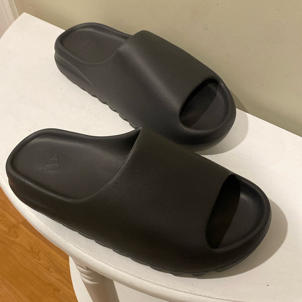 Yeezy slides onyx size 12
